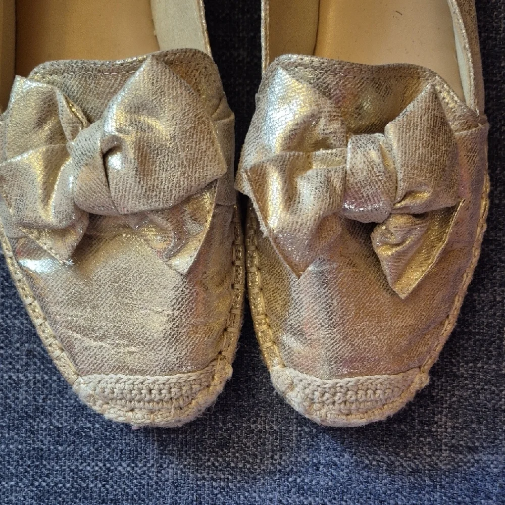 Bandolino Metallic Gold Flats with Bow - Picture 3 of 10
